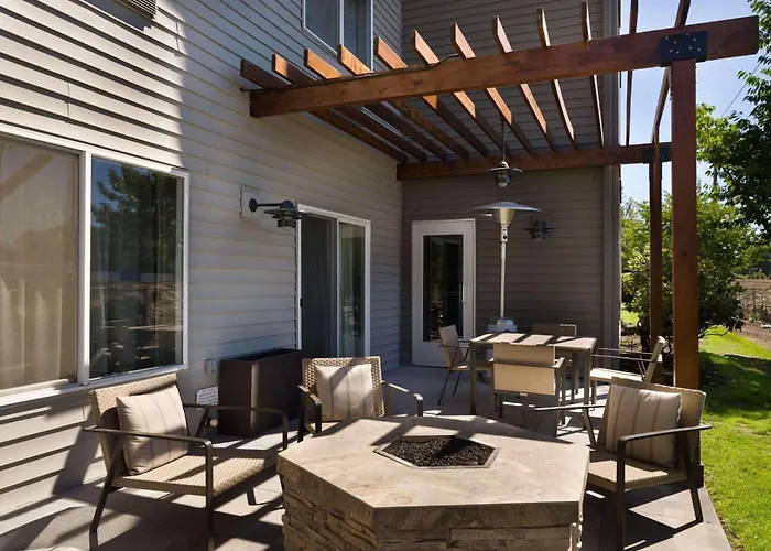 Dog Friendly Hotels PortlandCountry Inn & Suites By Radisson, International Airport, Or